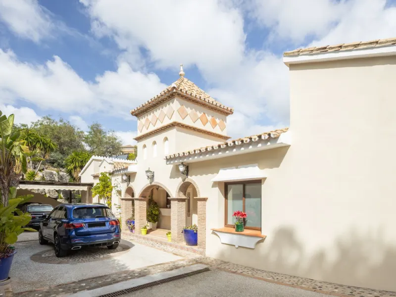 Charming 6-bed villa with pool and ample garden in El Paraiso, Benahavís.