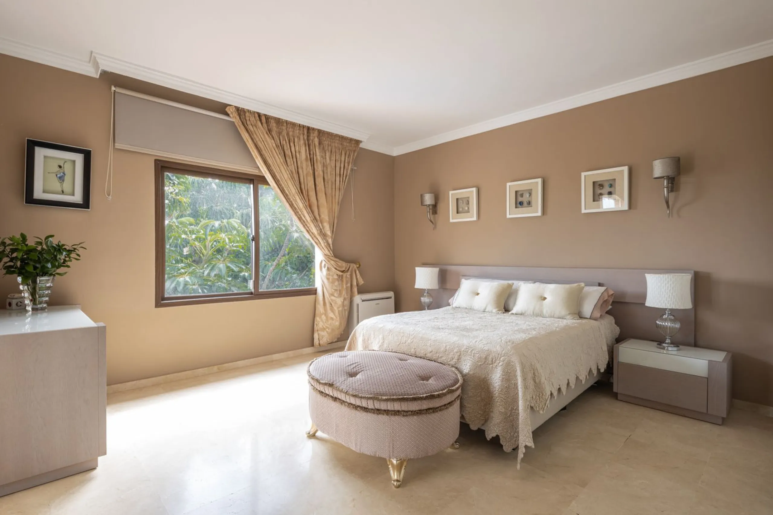 Charming 6-bed villa with pool and ample garden in El Paraiso, Benahavís.