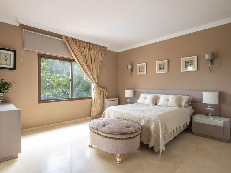 Charming 6-bed villa with pool and ample garden in El Paraiso, Benahavís.