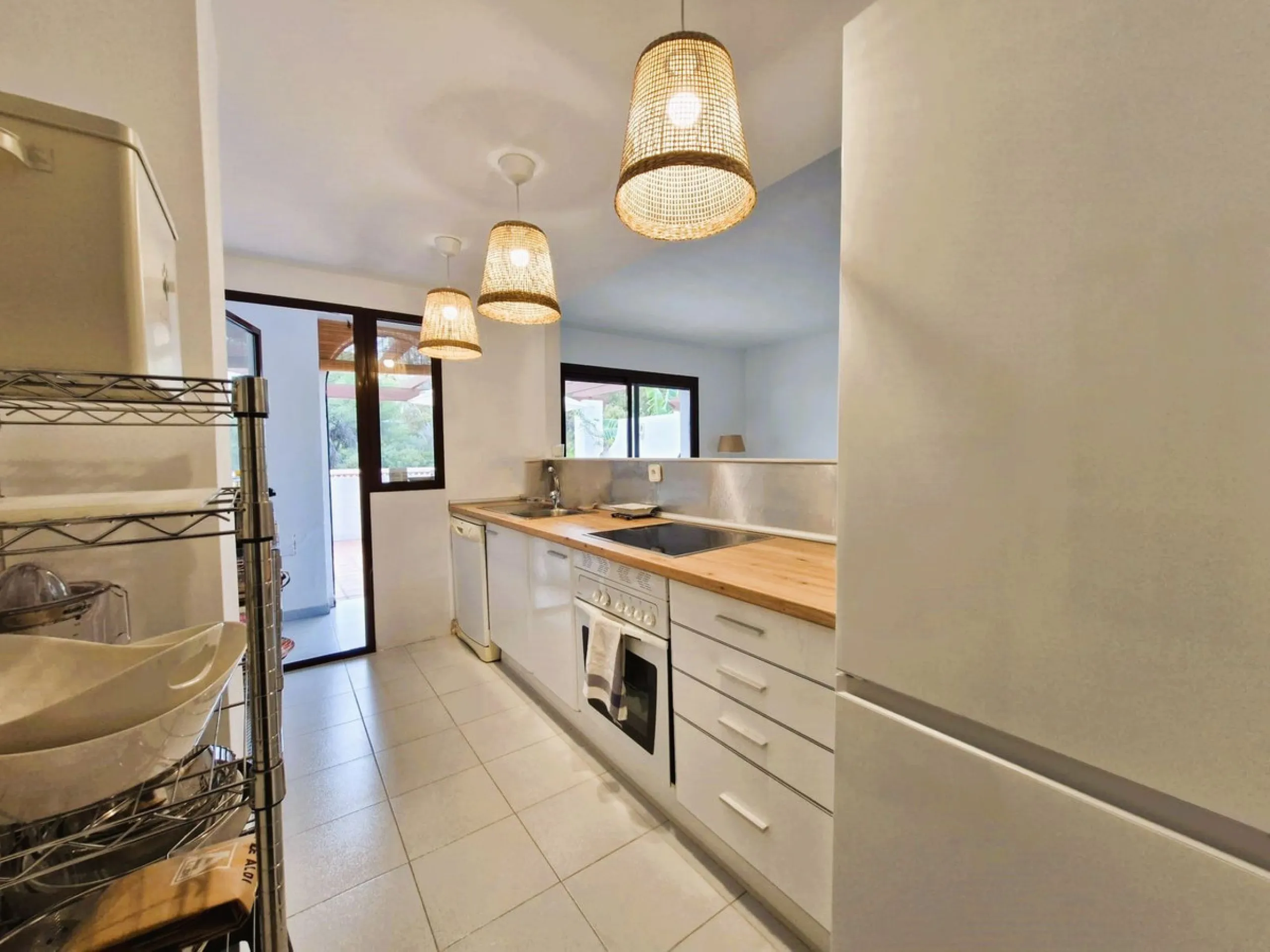 This beautiful apartment is located in an established urbanization in Las Lomas del Marbella Club, with communal garden and swimming pool, just 5 minutes from Marbella center, Puerto Banus and the beach. Le gatad complex with 24hours manned security.