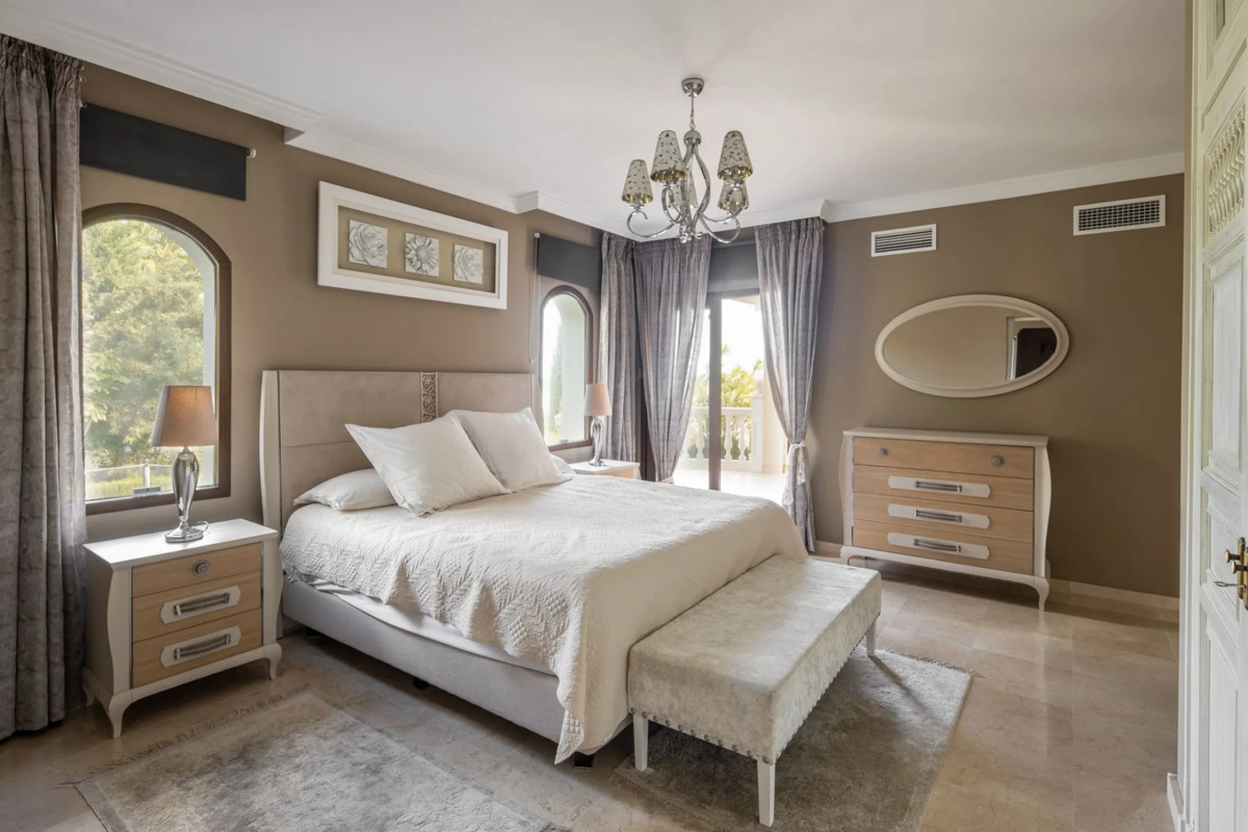 Charming 6-bed villa with pool and ample garden in El Paraiso, Benahavís.