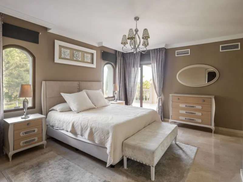 Charming 6-bed villa with pool and ample garden in El Paraiso, Benahavís.