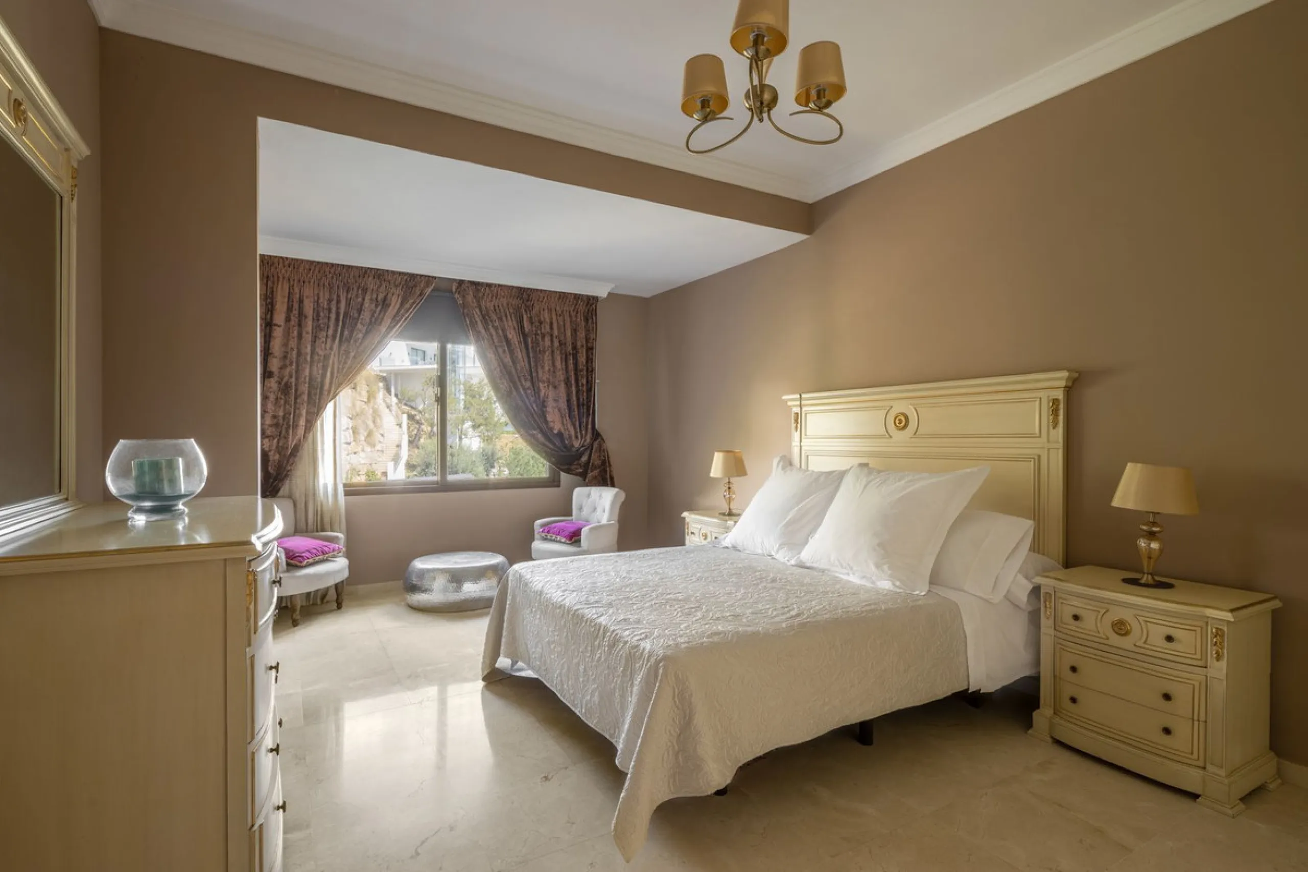 Charming 6-bed villa with pool and ample garden in El Paraiso, Benahavís.