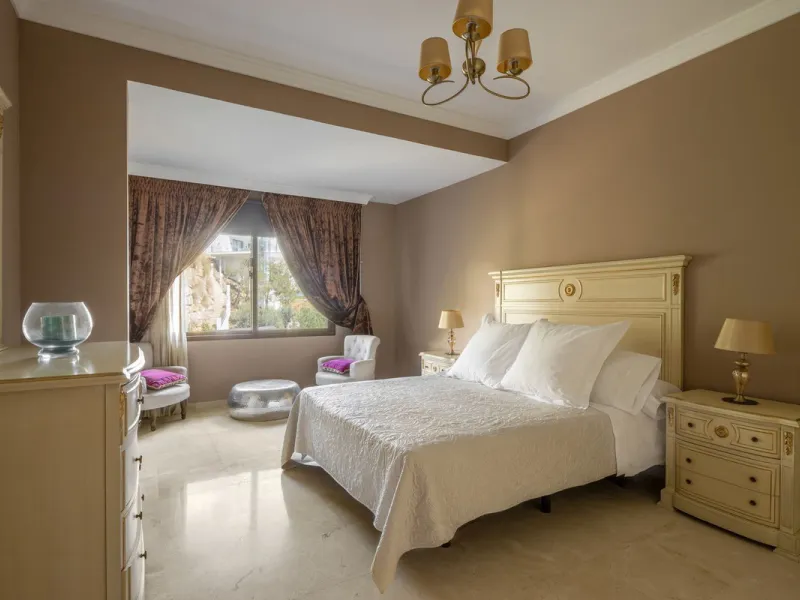 Charming 6-bed villa with pool and ample garden in El Paraiso, Benahavís.