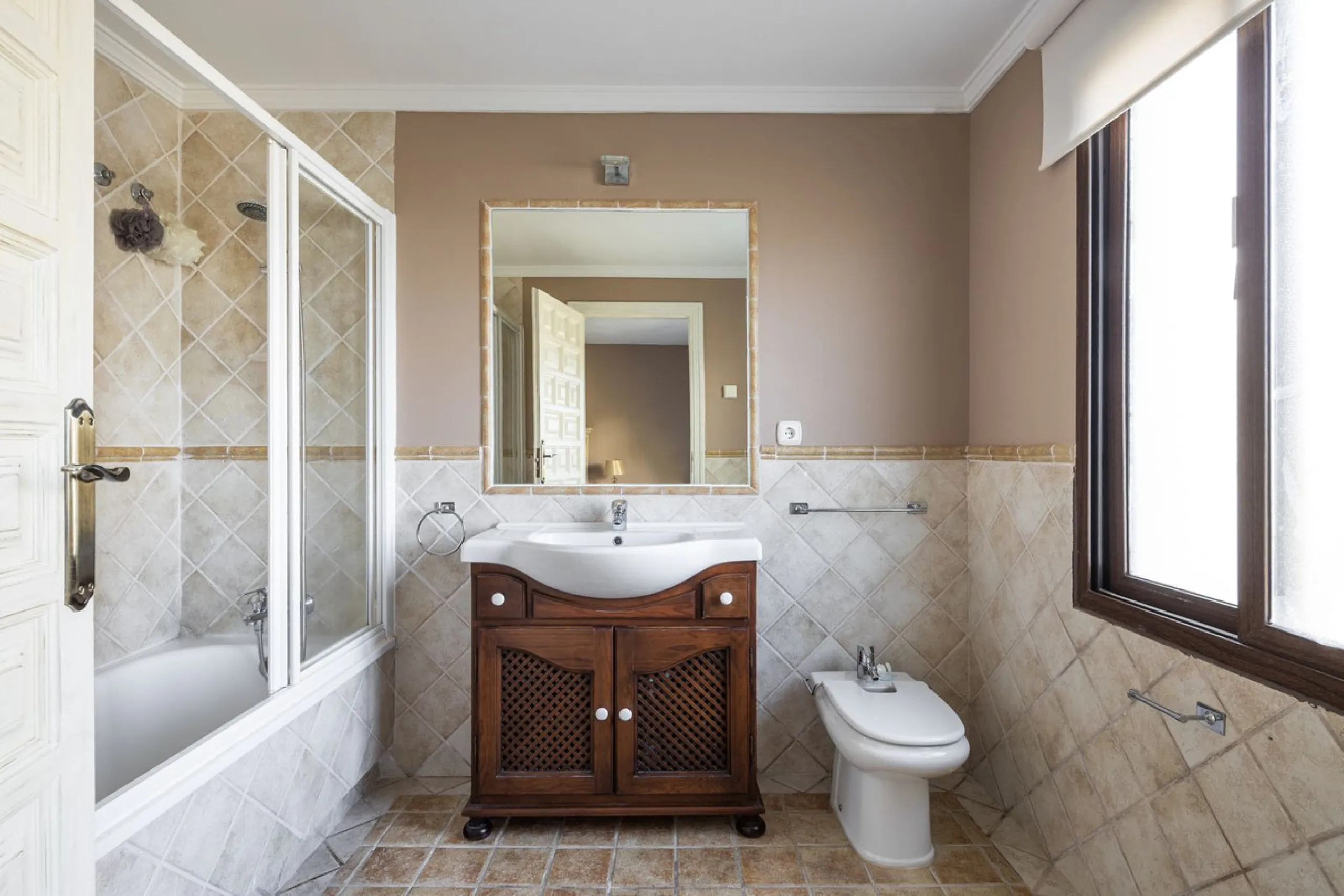 Charming 6-bed villa with pool and ample garden in El Paraiso, Benahavís.