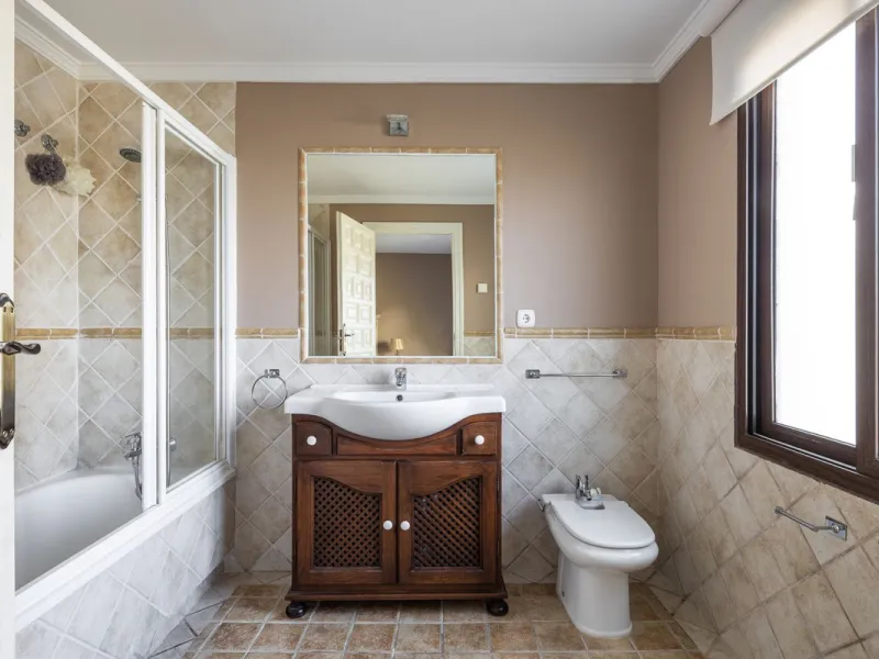 Charming 6-bed villa with pool and ample garden in El Paraiso, Benahavís.