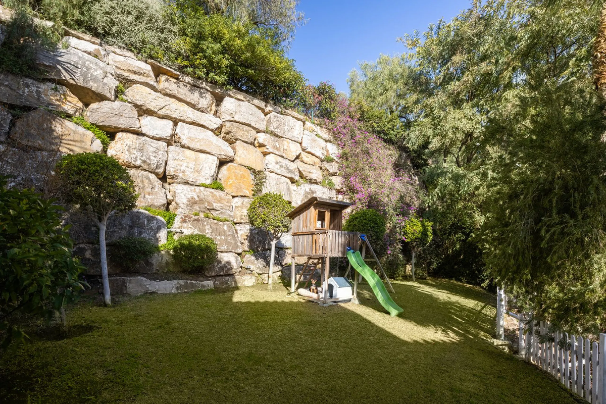 Charming 6-bed villa with pool and ample garden in El Paraiso, Benahavís.