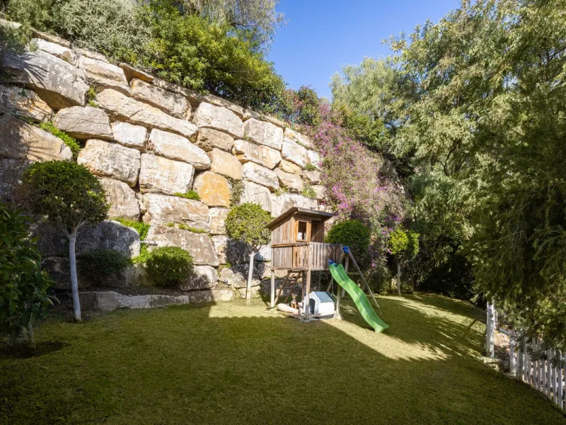 Charming 6-bed villa with pool and ample garden in El Paraiso, Benahavís.