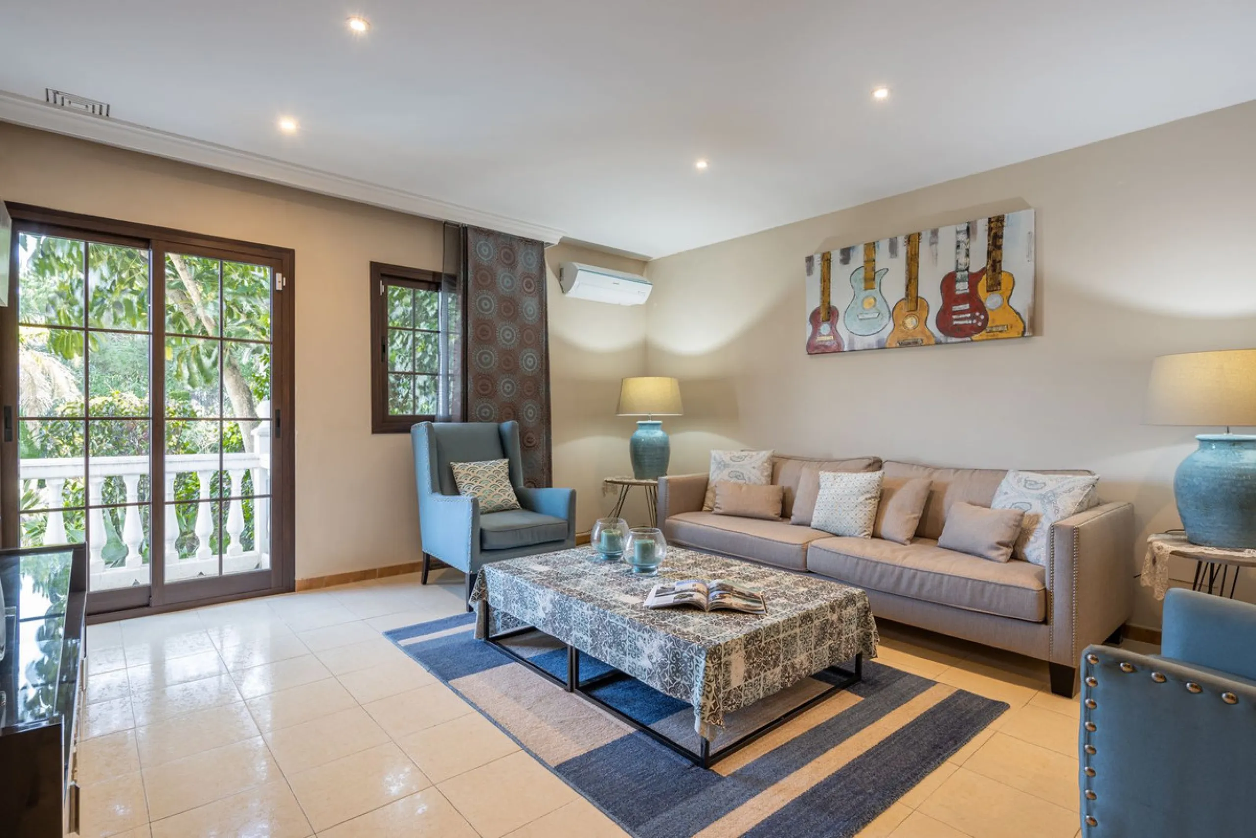 Charming 6-bed villa with pool and ample garden in El Paraiso, Benahavís.