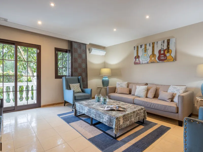 Charming 6-bed villa with pool and ample garden in El Paraiso, Benahavís.