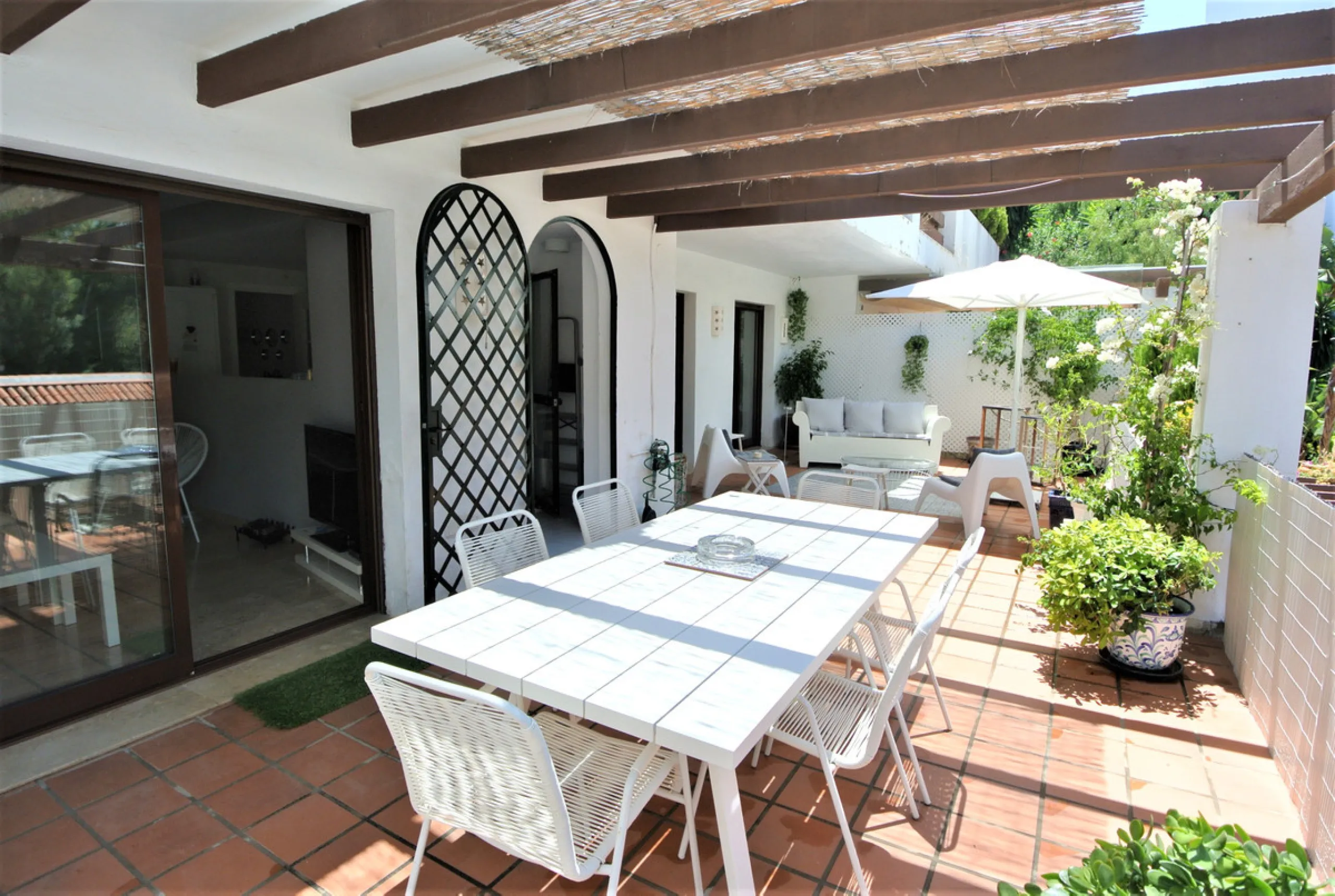 This beautiful apartment is located in an established urbanization in Las Lomas del Marbella Club, with communal garden and swimming pool, just 5 minutes from Marbella center, Puerto Banus and the beach. Le gatad complex with 24hours manned security.
