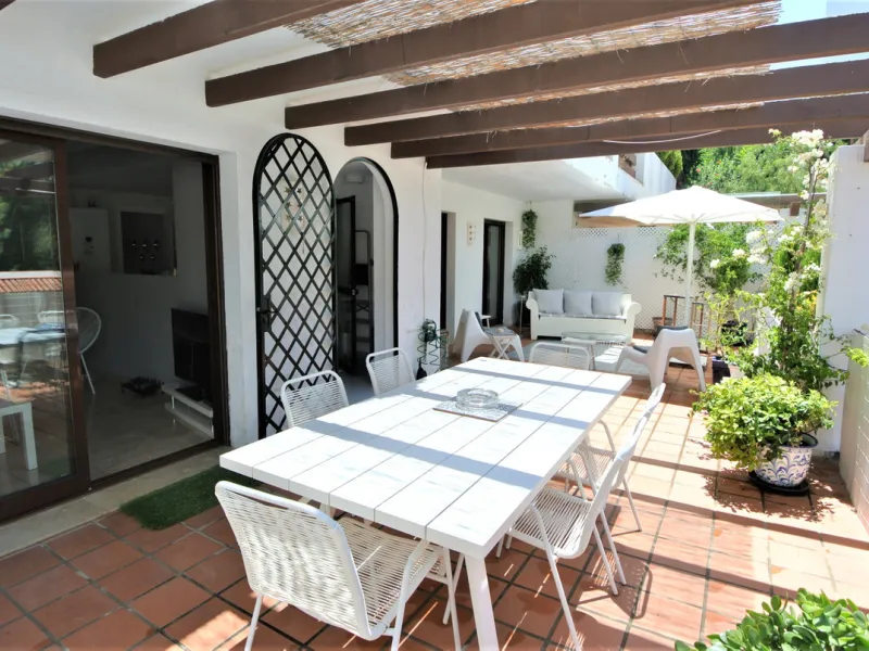 This beautiful apartment is located in an established urbanization in Las Lomas del Marbella Club, with communal garden and swimming pool, just 5 minutes from Marbella center, Puerto Banus and the beach. Le gatad complex with 24hours manned security.