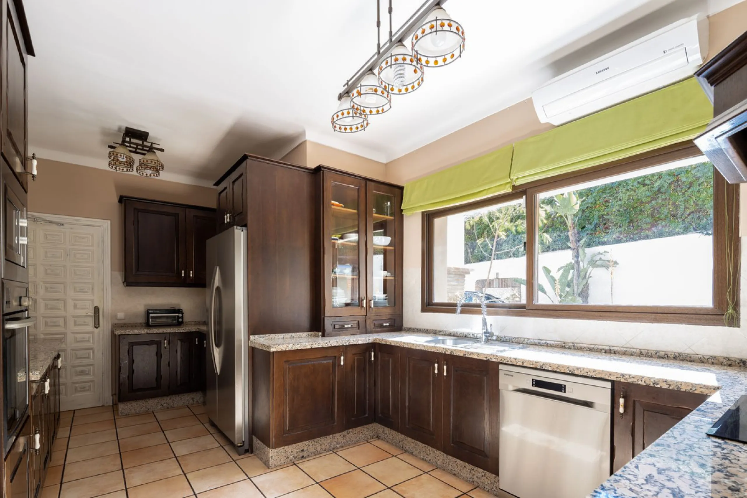 Charming 6-bed villa with pool and ample garden in El Paraiso, Benahavís.