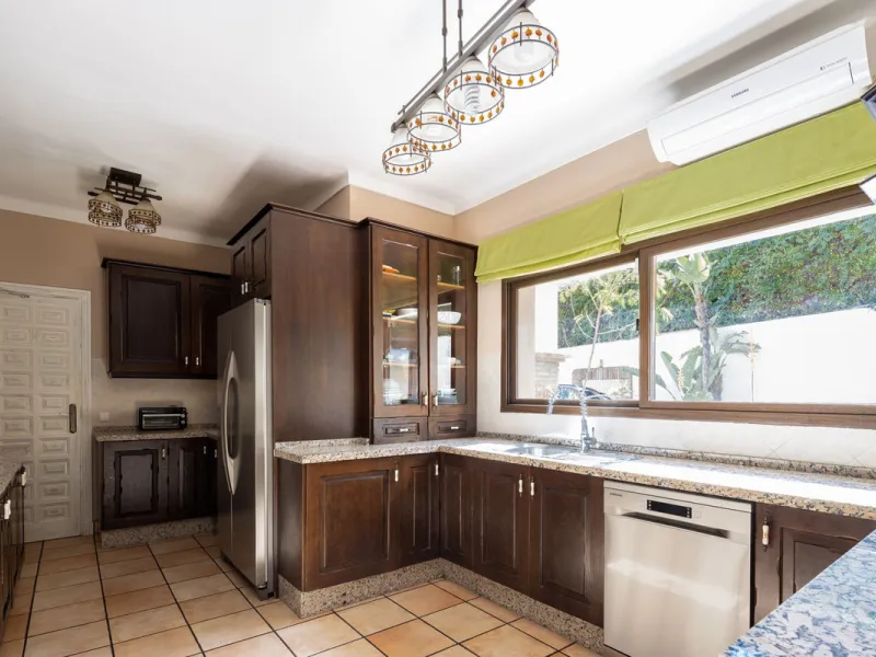Charming 6-bed villa with pool and ample garden in El Paraiso, Benahavís.