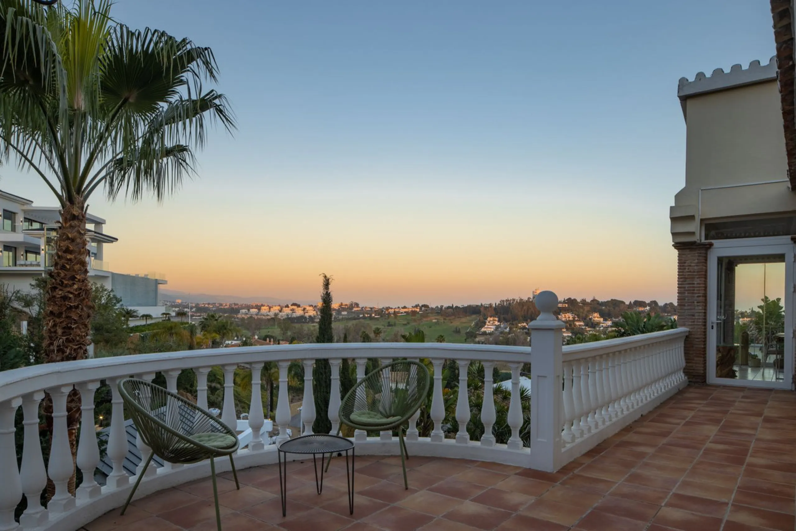 Charming 6-bed villa with pool and ample garden in El Paraiso, Benahavís.