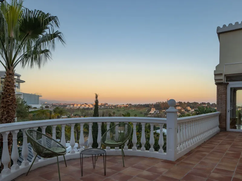 Charming 6-bed villa with pool and ample garden in El Paraiso, Benahavís.