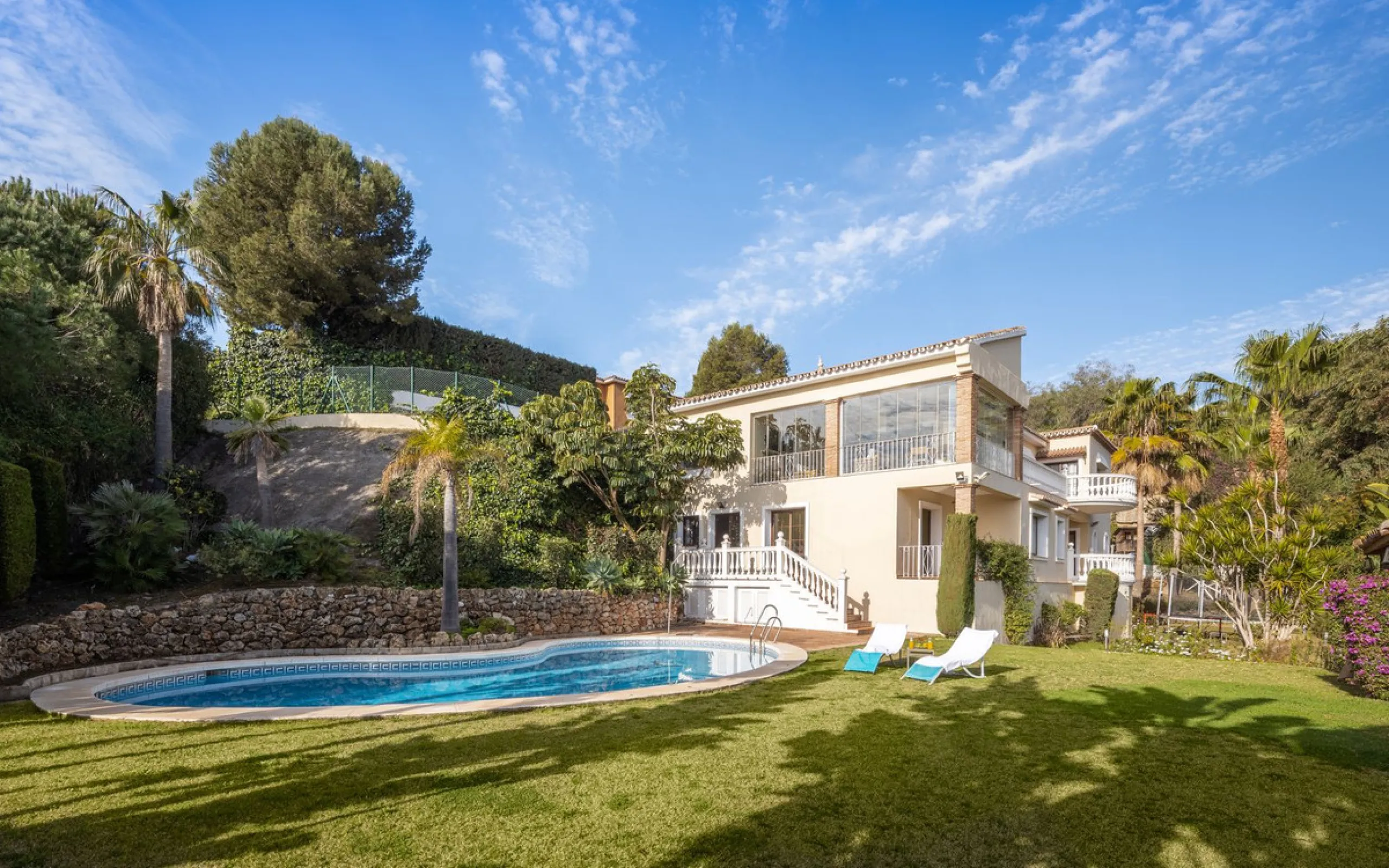 Charming 6-bed villa with pool and ample garden in El Paraiso, Benahavís.