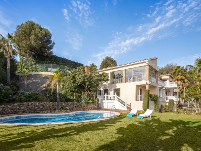 Charming 6-bed villa with pool and ample garden in El Paraiso, Benahavís.