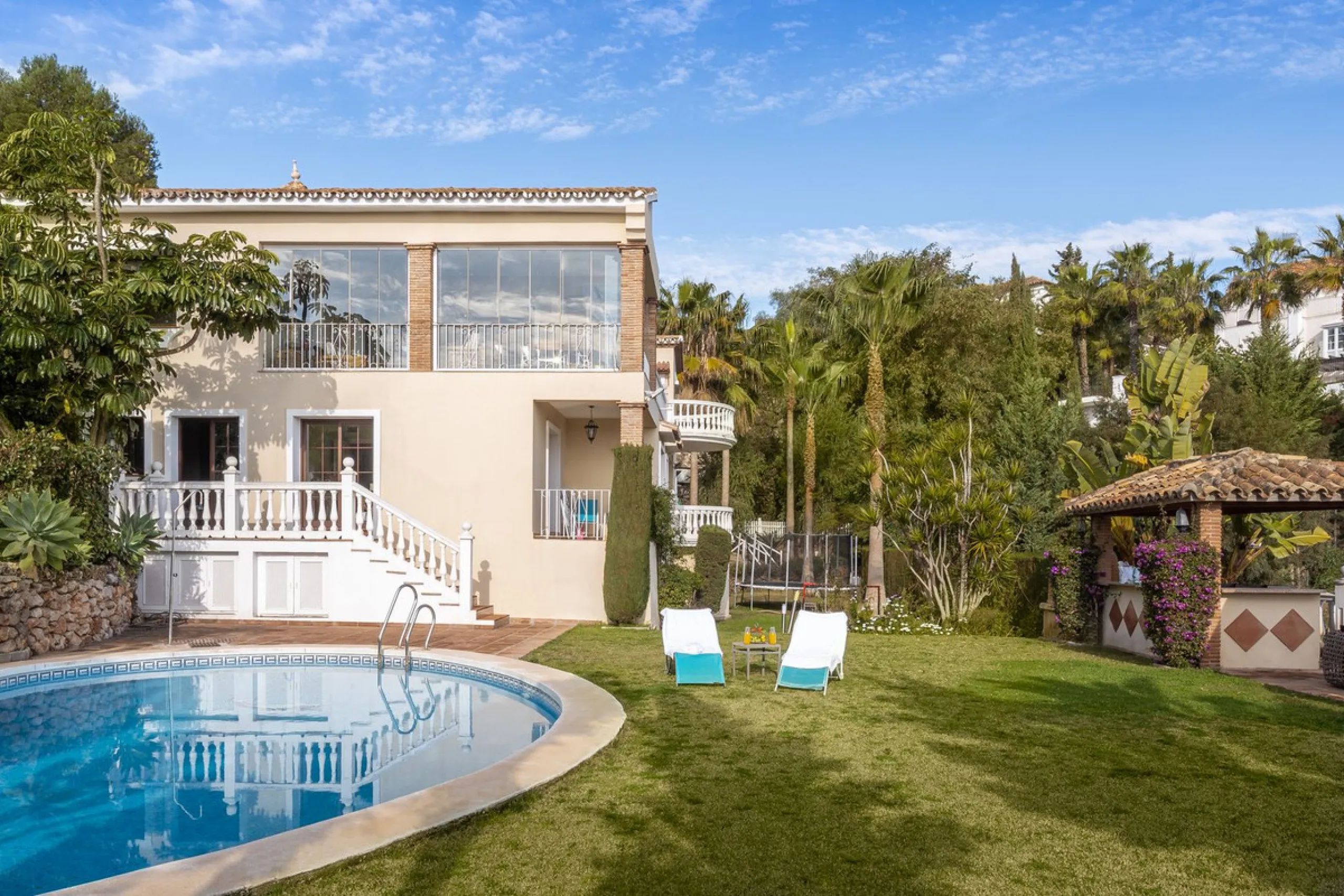 Charming 6-bed villa with pool and ample garden in El Paraiso, Benahavís.