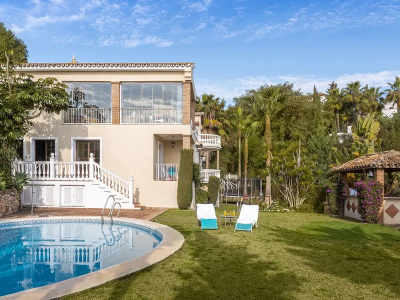 Charming 6-bed villa with pool and ample garden in El Paraiso, Benahavís.