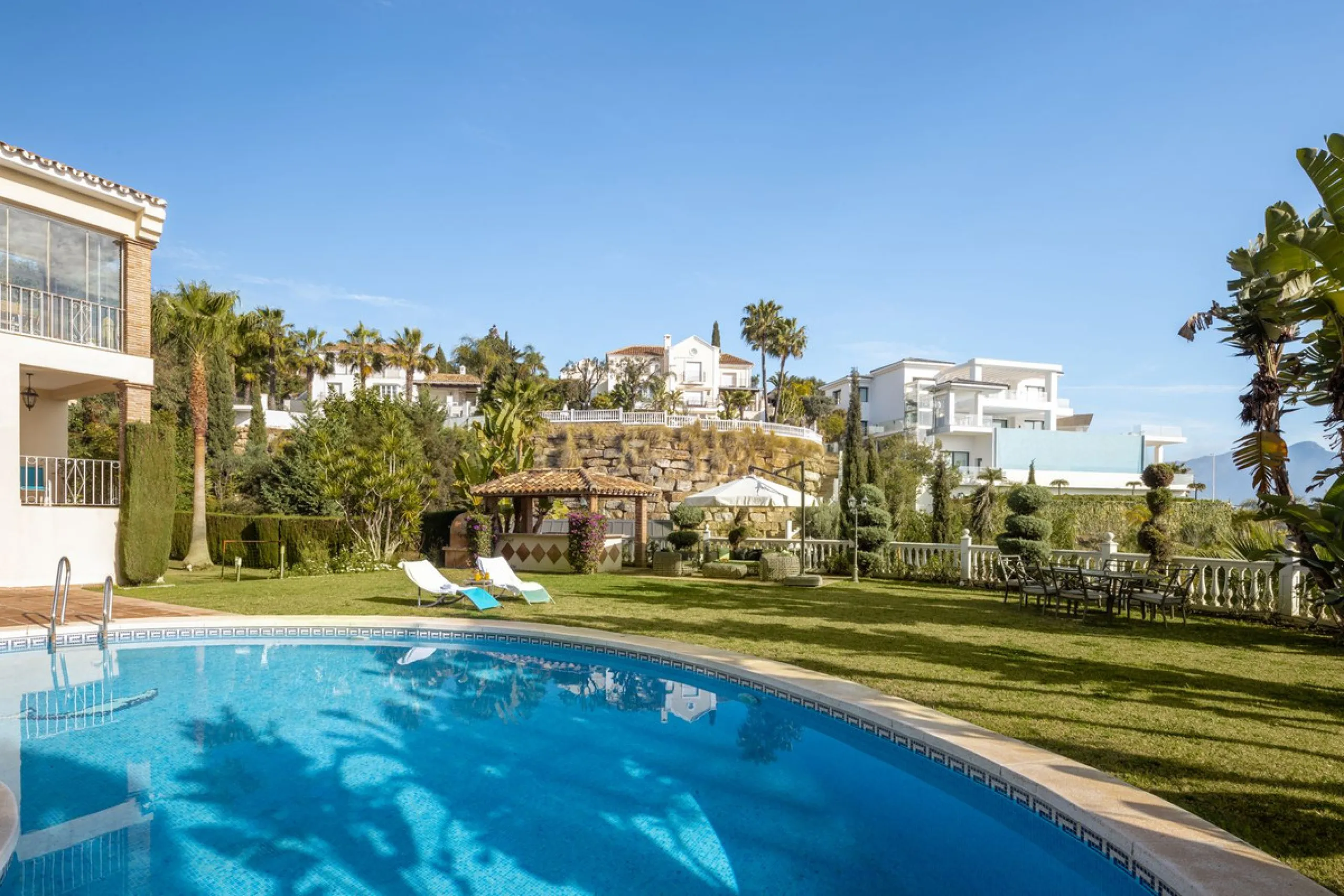 Charming 6-bed villa with pool and ample garden in El Paraiso, Benahavís.