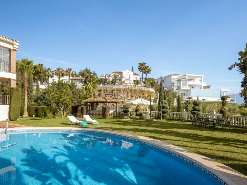 Charming 6-bed villa with pool and ample garden in El Paraiso, Benahavís.