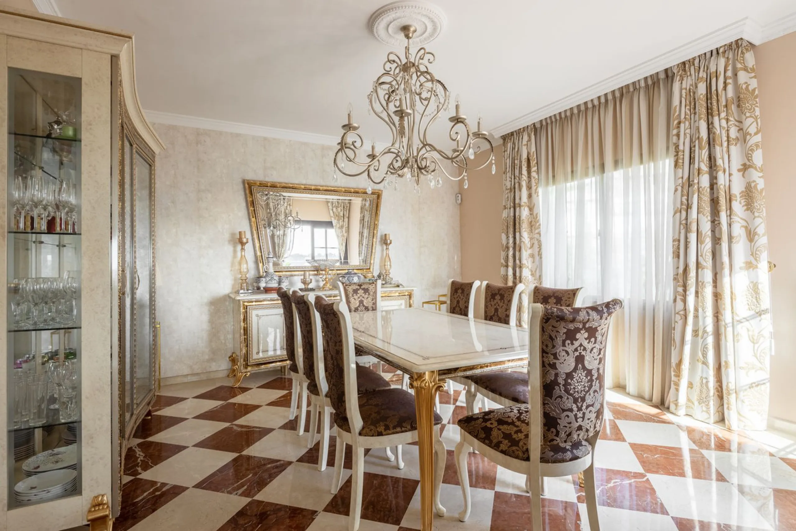 Charming 6-bed villa with pool and ample garden in El Paraiso, Benahavís.