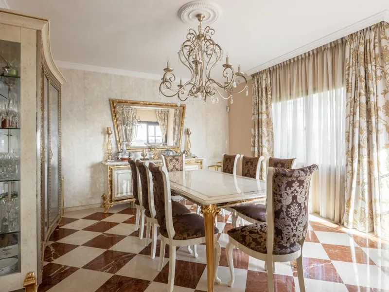 Charming 6-bed villa with pool and ample garden in El Paraiso, Benahavís.