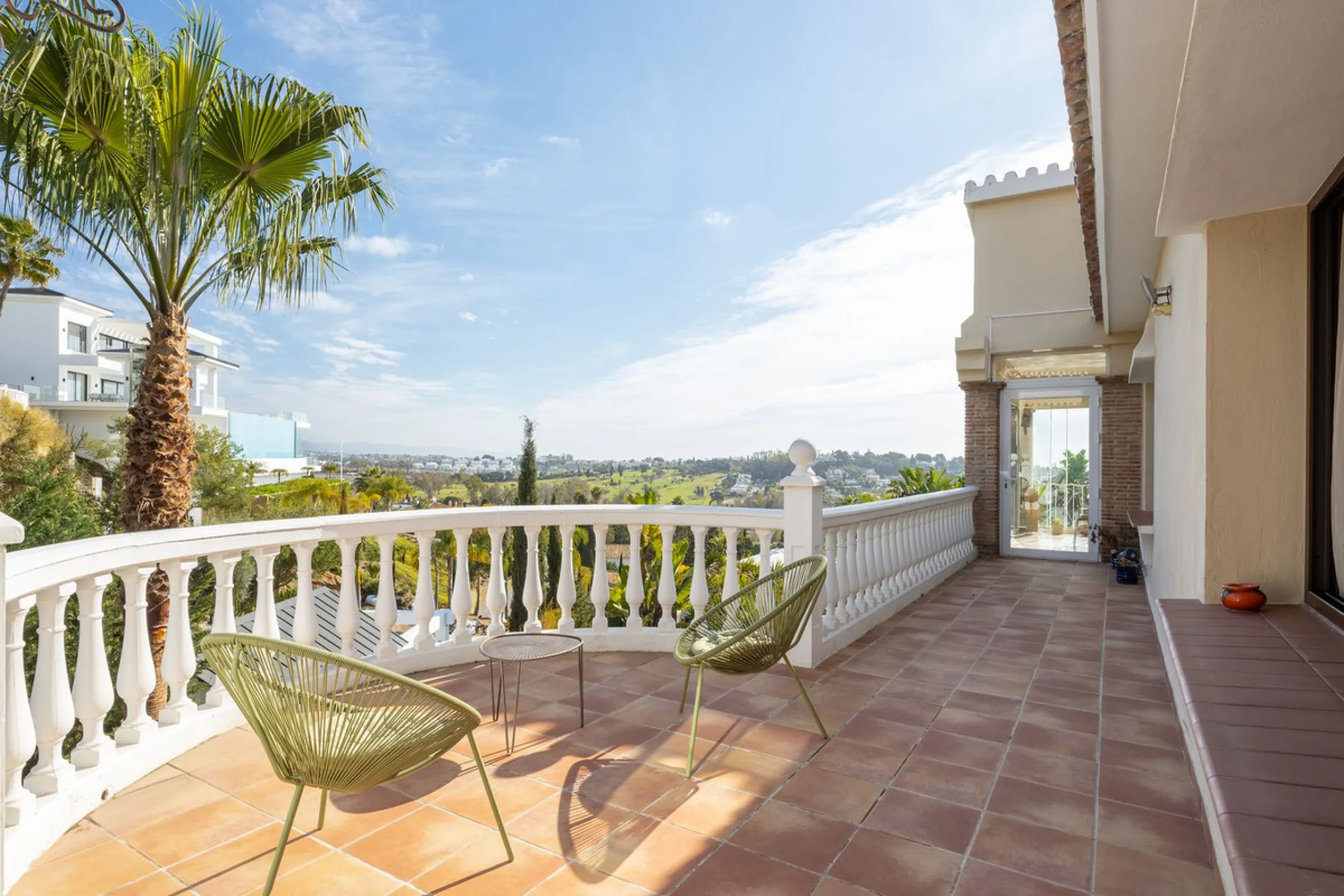 Charming 6-bed villa with pool and ample garden in El Paraiso, Benahavís.