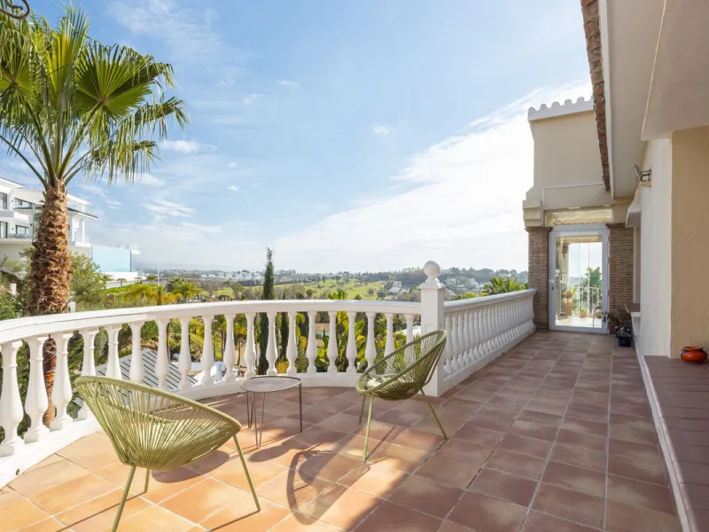 Charming 6-bed villa with pool and ample garden in El Paraiso, Benahavís.