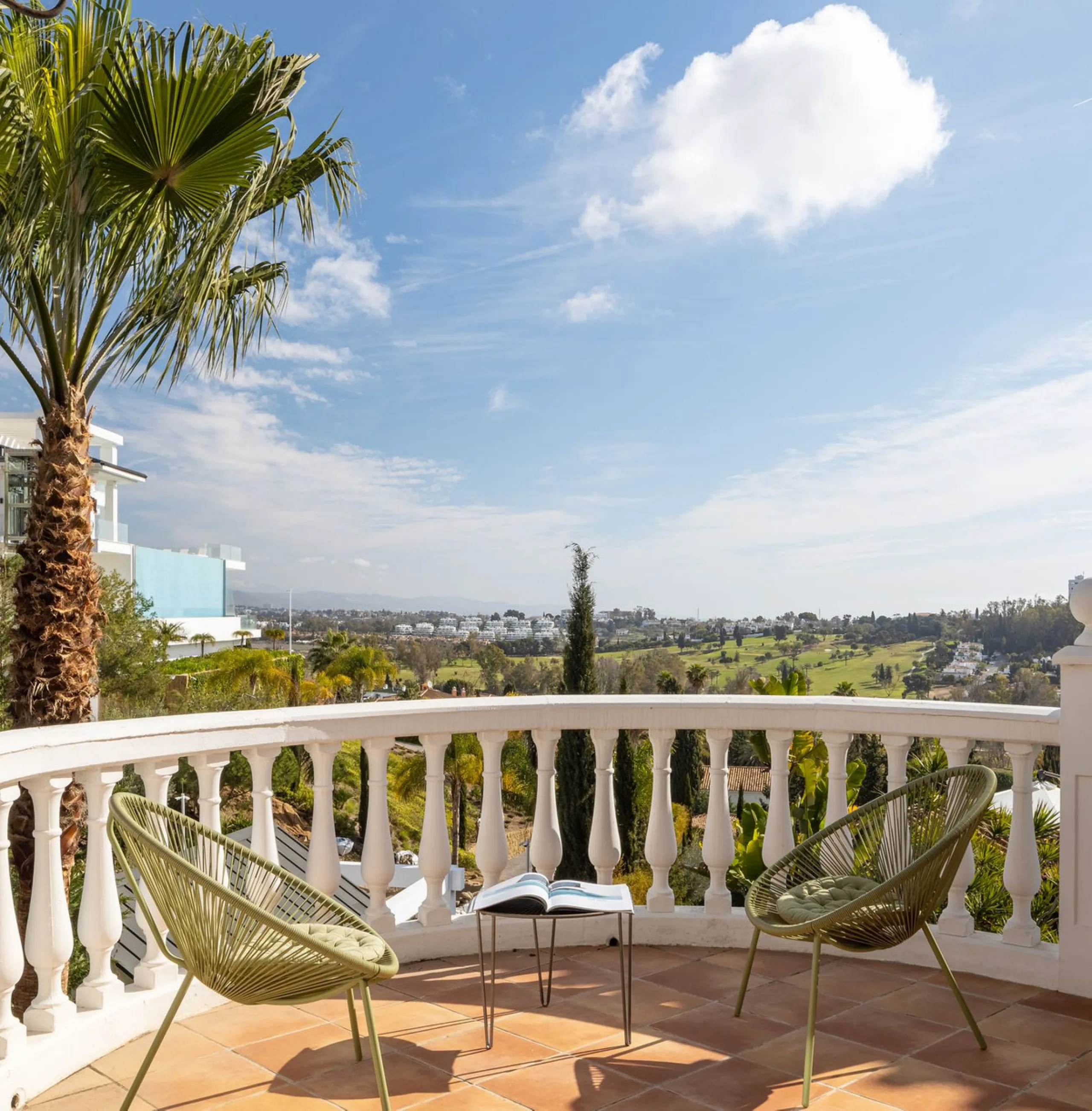 Charming 6-bed villa with pool and ample garden in El Paraiso, Benahavís.