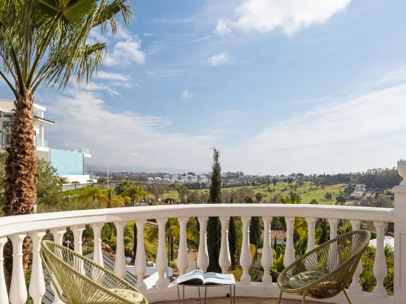 Charming 6-bed villa with pool and ample garden in El Paraiso, Benahavís.