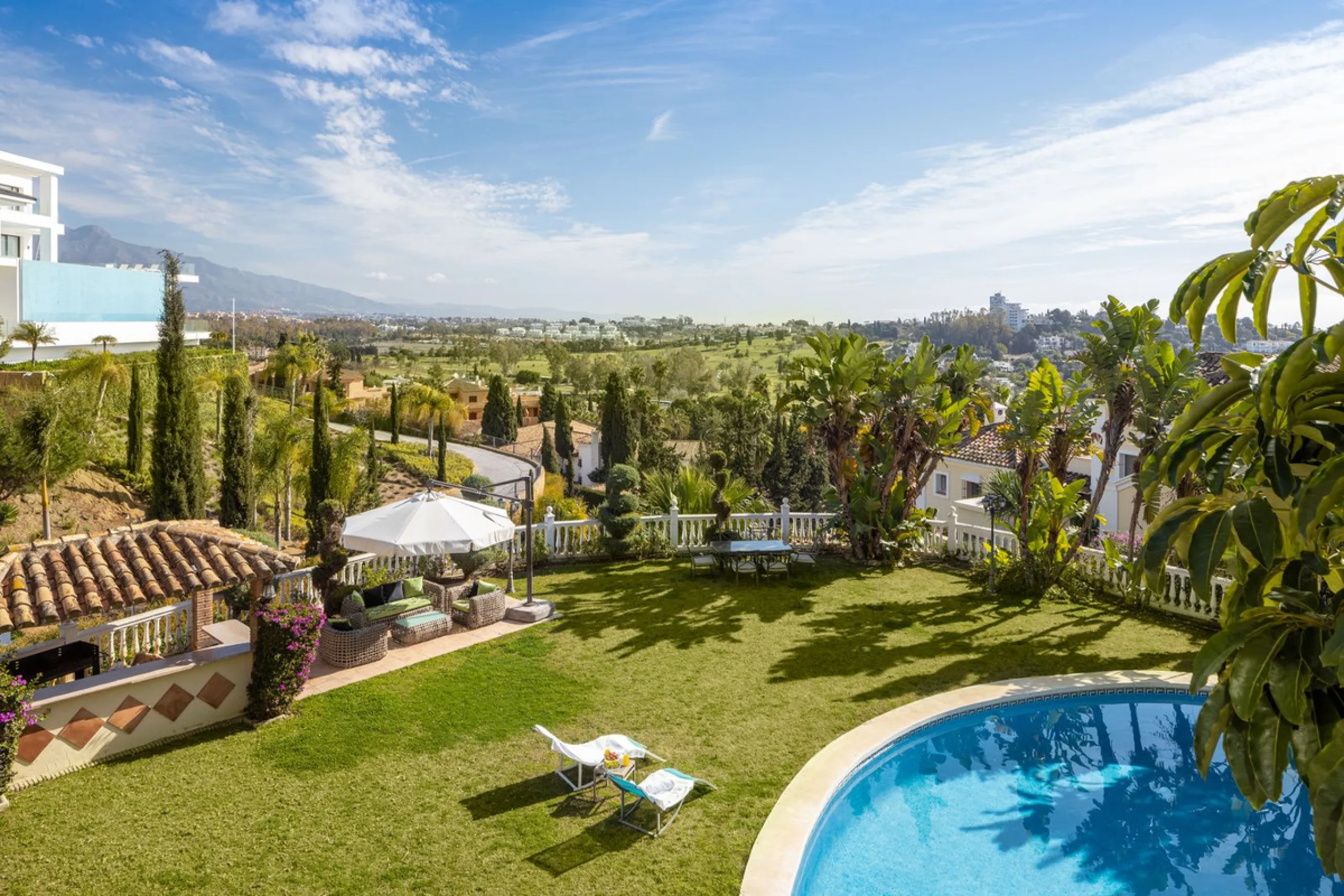 Charming 6-bed villa with pool and ample garden in El Paraiso, Benahavís.