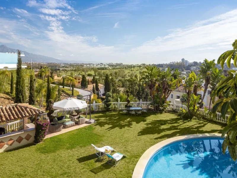 Charming 6-bed villa with pool and ample garden in El Paraiso, Benahavís.