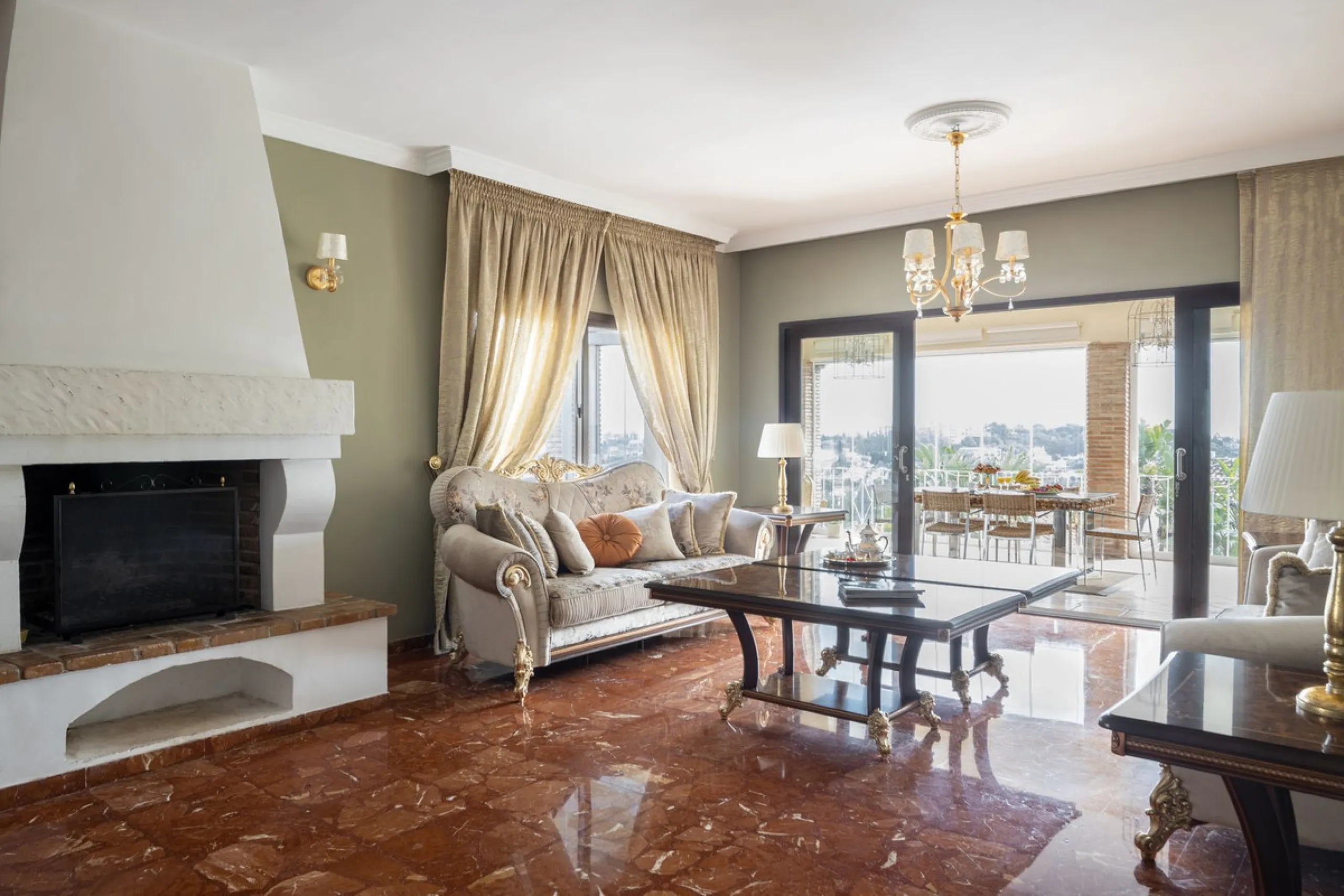 Charming 6-bed villa with pool and ample garden in El Paraiso, Benahavís.