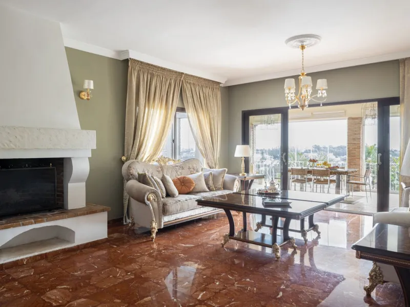 Charming 6-bed villa with pool and ample garden in El Paraiso, Benahavís.