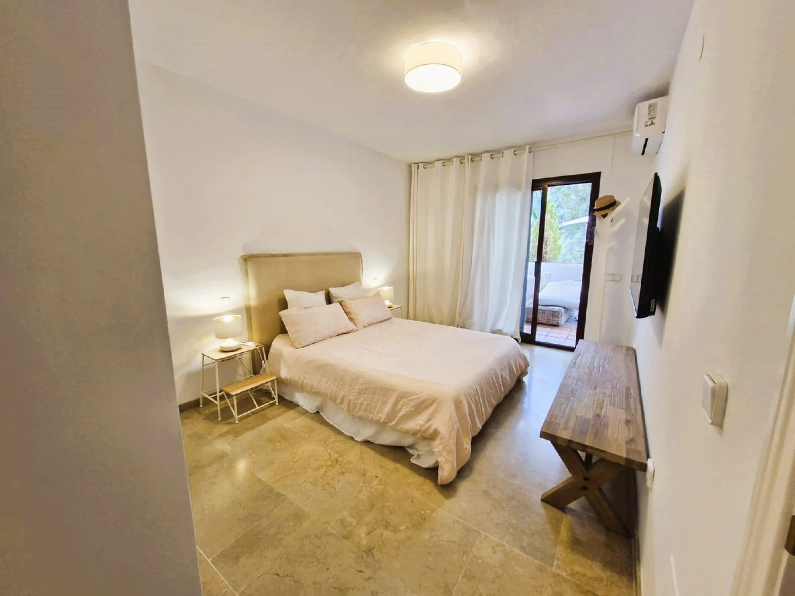 This beautiful apartment is located in an established urbanization in Las Lomas del Marbella Club, with communal garden and swimming pool, just 5 minutes from Marbella center, Puerto Banus and the beach. Le gatad complex with 24hours manned security.