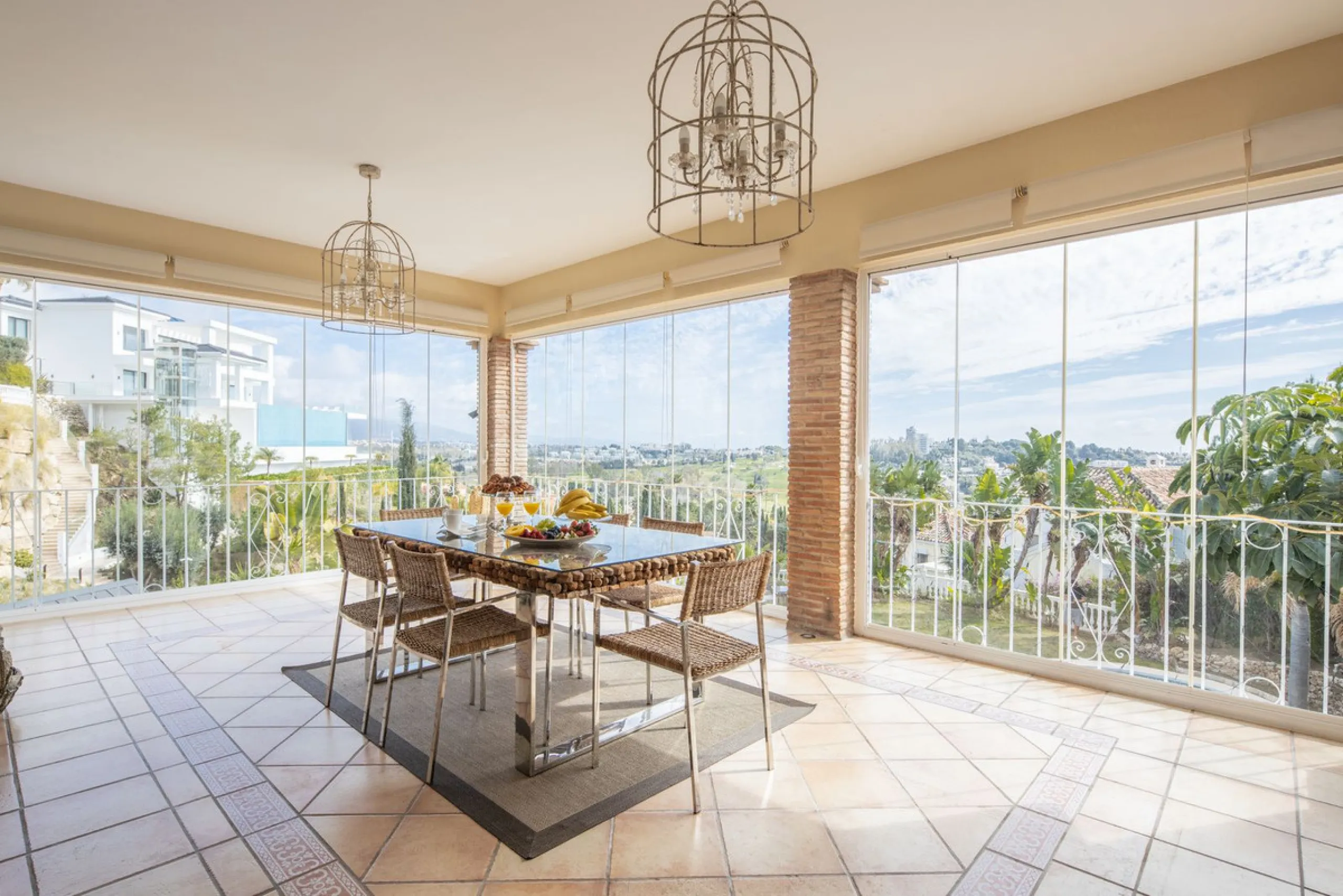 Charming 6-bed villa with pool and ample garden in El Paraiso, Benahavís.