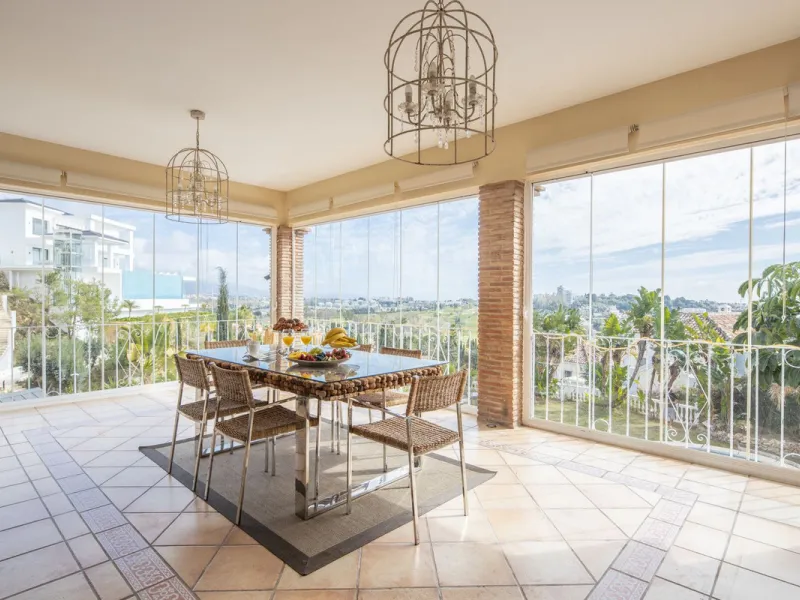 Charming 6-bed villa with pool and ample garden in El Paraiso, Benahavís.
