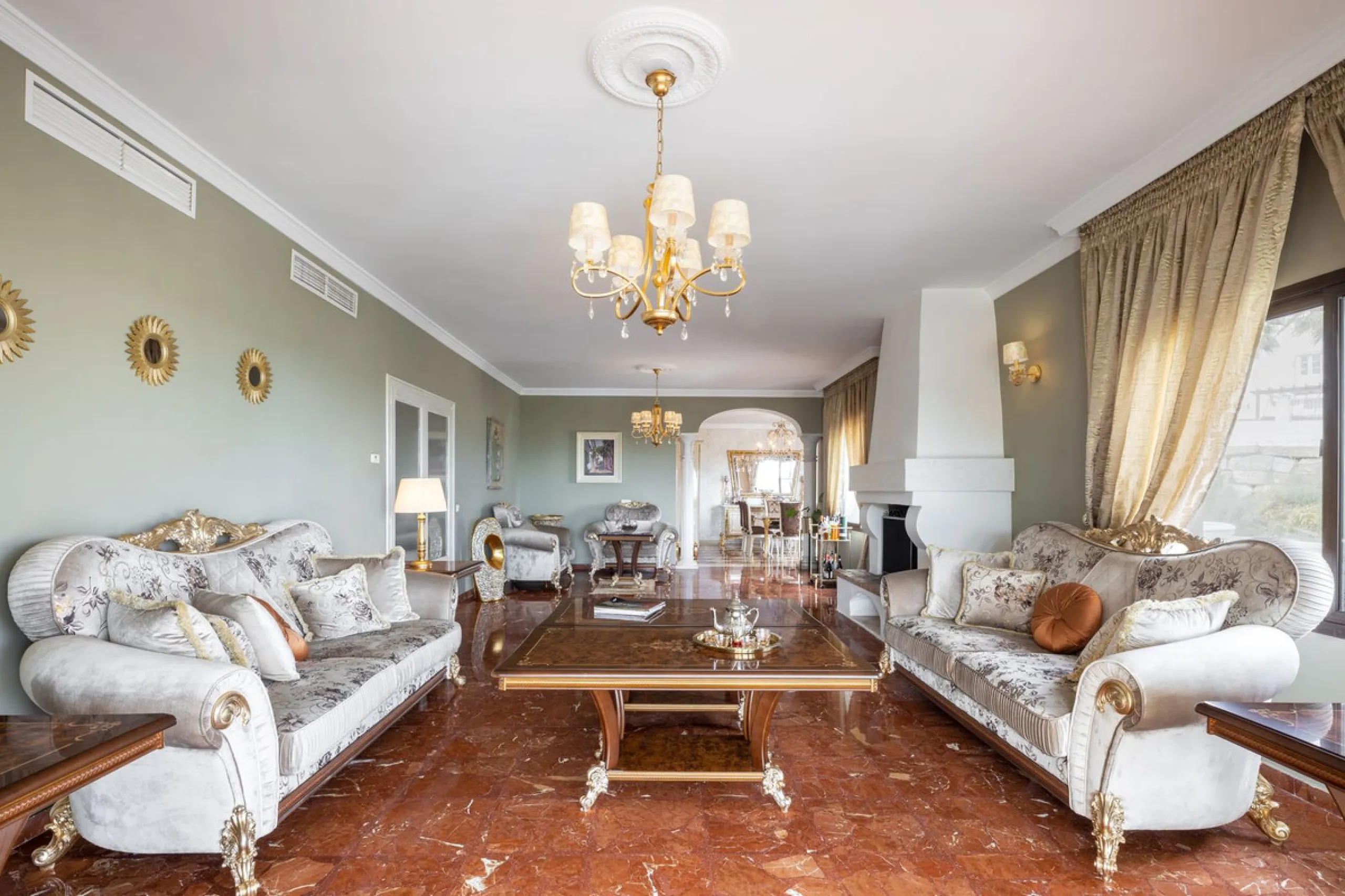 Charming 6-bed villa with pool and ample garden in El Paraiso, Benahavís.