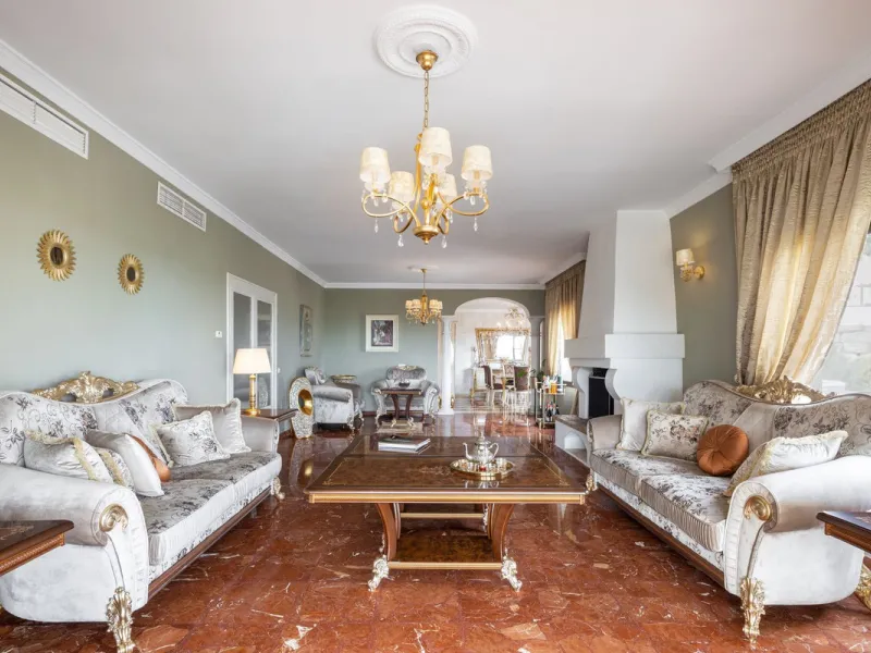 Charming 6-bed villa with pool and ample garden in El Paraiso, Benahavís.