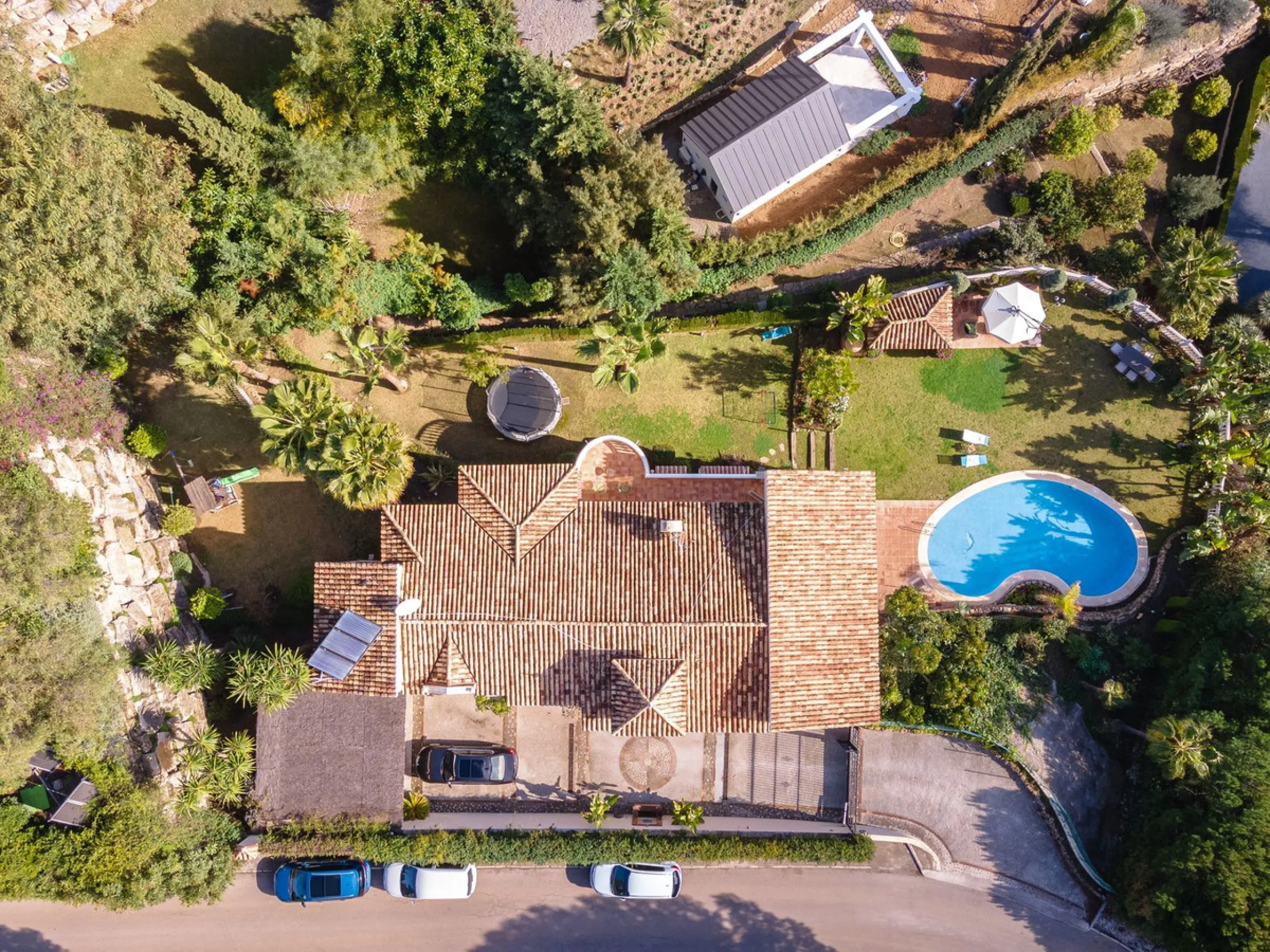 Charming 6-bed villa with pool and ample garden in El Paraiso, Benahavís.