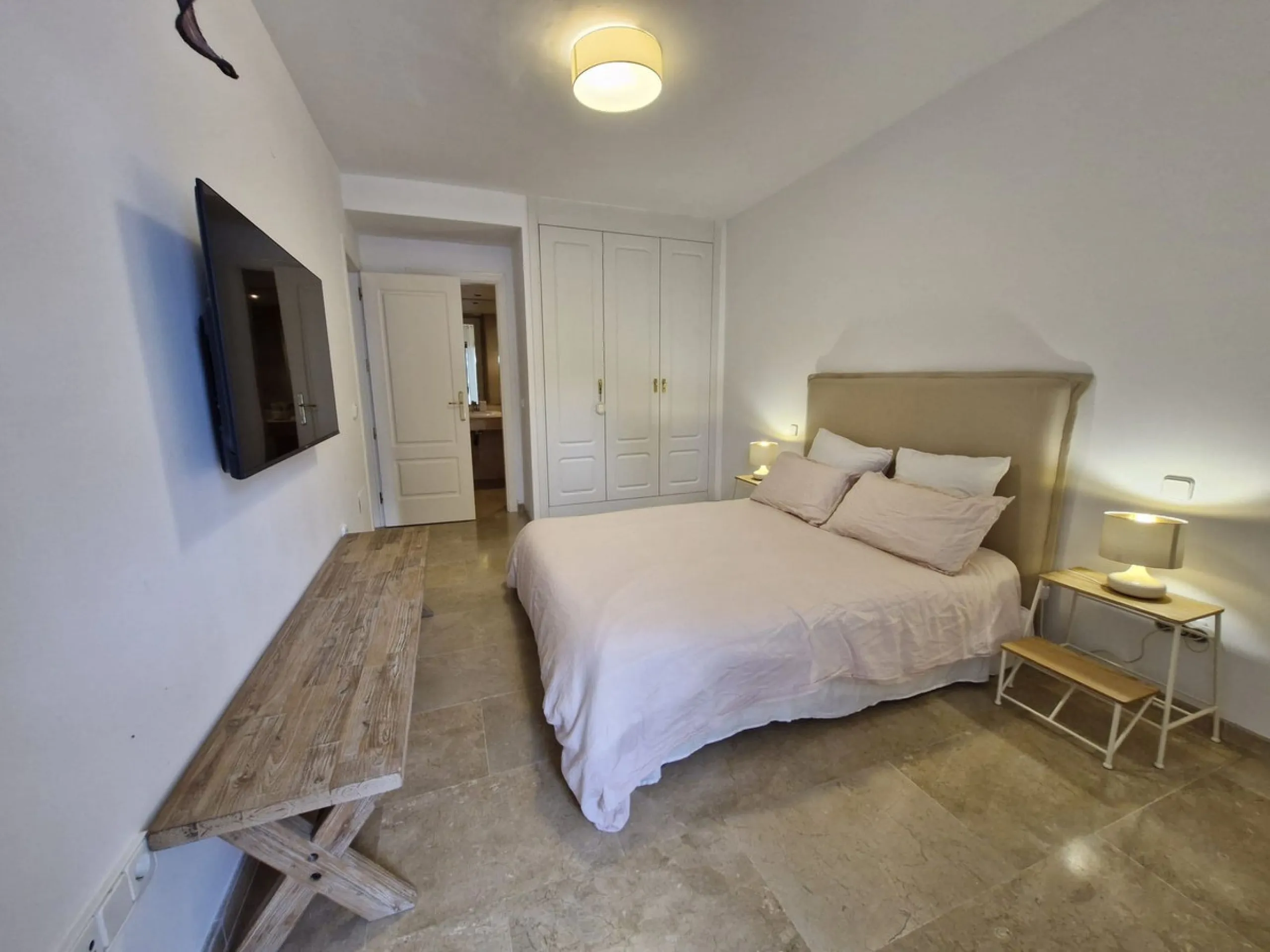 This beautiful apartment is located in an established urbanization in Las Lomas del Marbella Club, with communal garden and swimming pool, just 5 minutes from Marbella center, Puerto Banus and the beach. Le gatad complex with 24hours manned security.