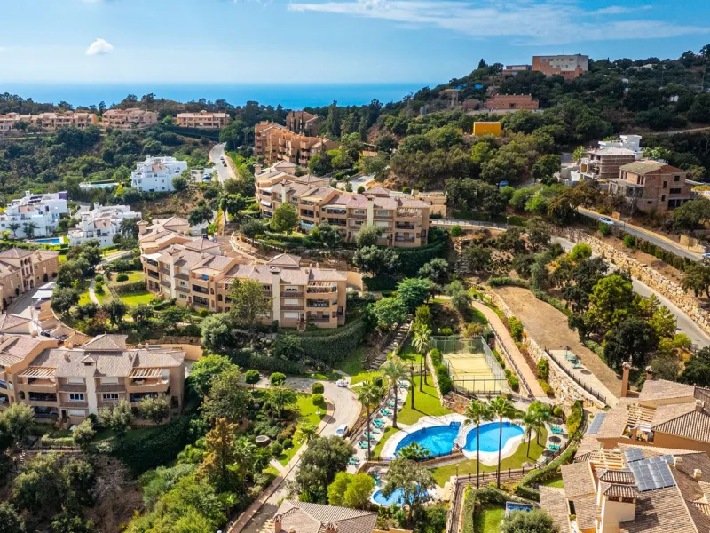 Discover this beautiful 2-bedroom 'penthouse-like feel' middle-floor apartment perfectly positioned in the prestigious enclave of La Mairena / Elviria Alta on Marbella's sought-after east coast. Surrounded by natural beauty, SEA and mountain views, this e