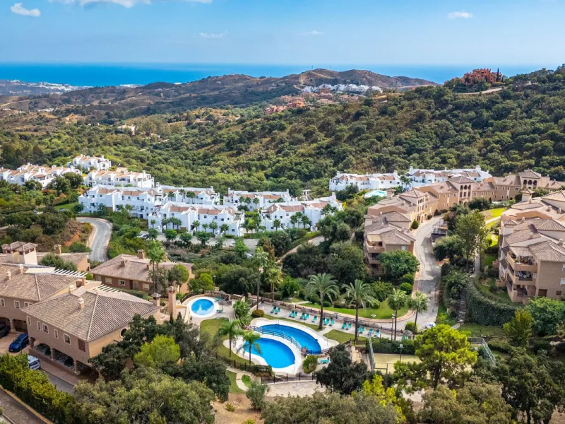 Discover this beautiful 2-bedroom 'penthouse-like feel' middle-floor apartment perfectly positioned in the prestigious enclave of La Mairena / Elviria Alta on Marbella's sought-after east coast. Surrounded by natural beauty, SEA and mountain views, this e