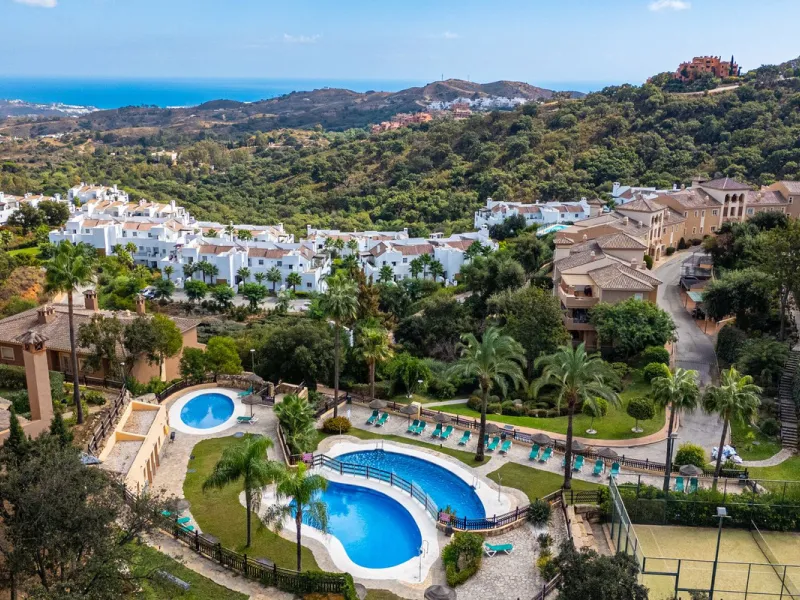 Discover this beautiful 2-bedroom 'penthouse-like feel' middle-floor apartment perfectly positioned in the prestigious enclave of La Mairena / Elviria Alta on Marbella's sought-after east coast. Surrounded by natural beauty, SEA and mountain views, this e