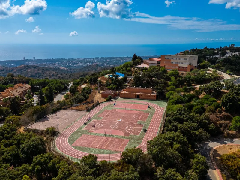 Discover this beautiful 2-bedroom 'penthouse-like feel' middle-floor apartment perfectly positioned in the prestigious enclave of La Mairena / Elviria Alta on Marbella's sought-after east coast. Surrounded by natural beauty, SEA and mountain views, this e