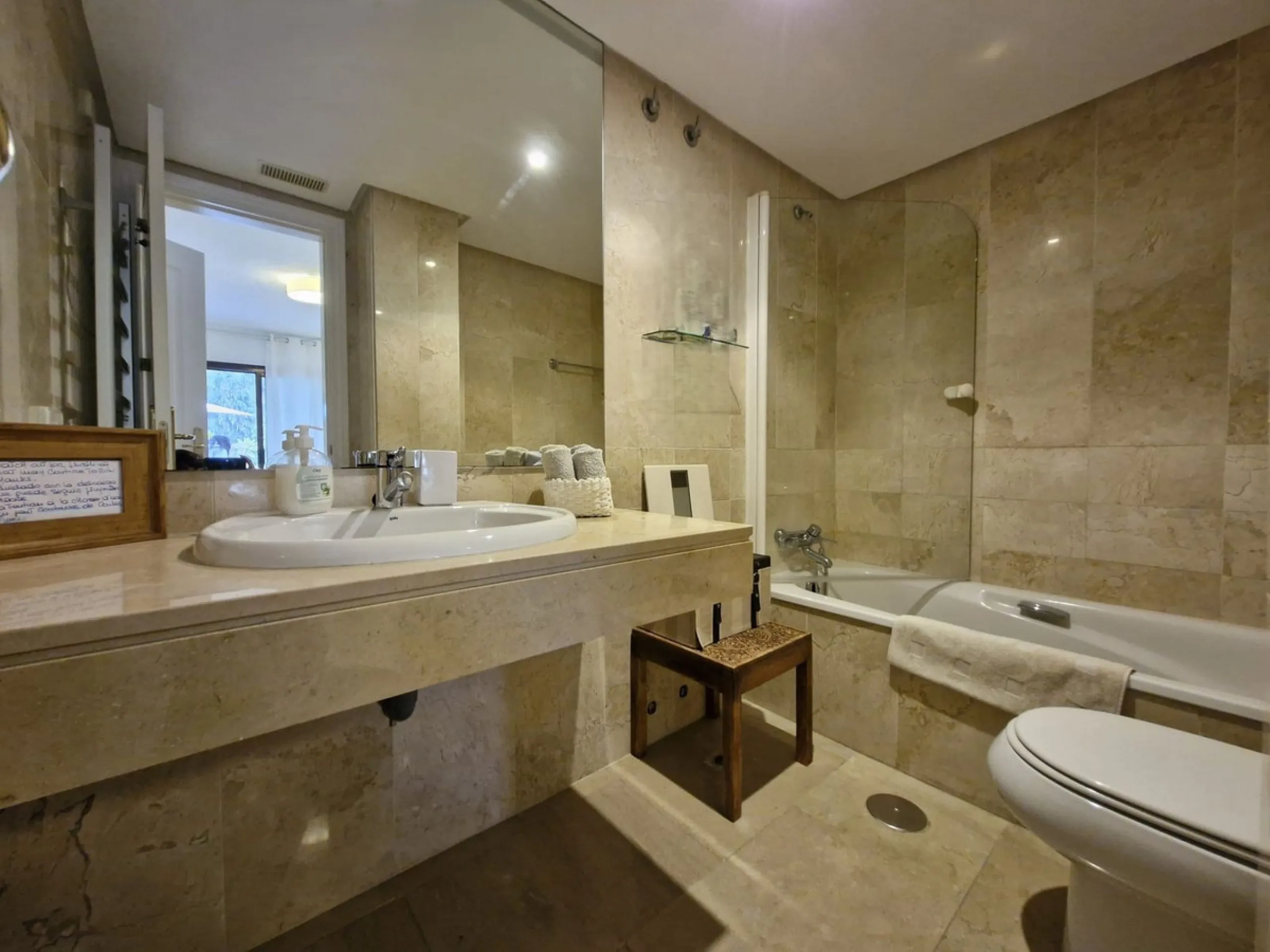 This beautiful apartment is located in an established urbanization in Las Lomas del Marbella Club, with communal garden and swimming pool, just 5 minutes from Marbella center, Puerto Banus and the beach. Le gatad complex with 24hours manned security.