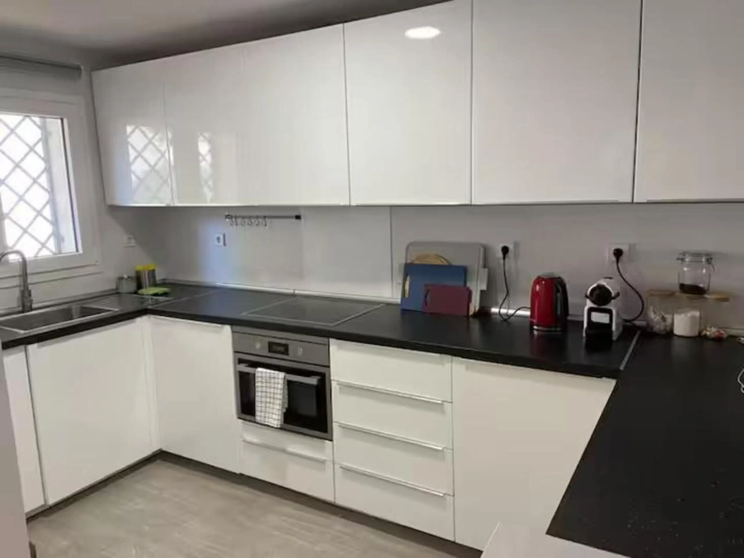 Newly renovated ground-floor apartment in the sought offer Aloha Gardens and heart of Marbella's sought-after Golf Valley. Ideally positioned within walking distance of the Aloha Golf clubhouse and just a short buggy ride from the renowned Las Brisas Golf