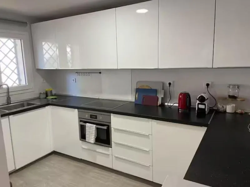 Newly renovated ground-floor apartment in the sought offer Aloha Gardens and heart of Marbella's sought-after Golf Valley. Ideally positioned within walking distance of the Aloha Golf clubhouse and just a short buggy ride from the renowned Las Brisas Golf